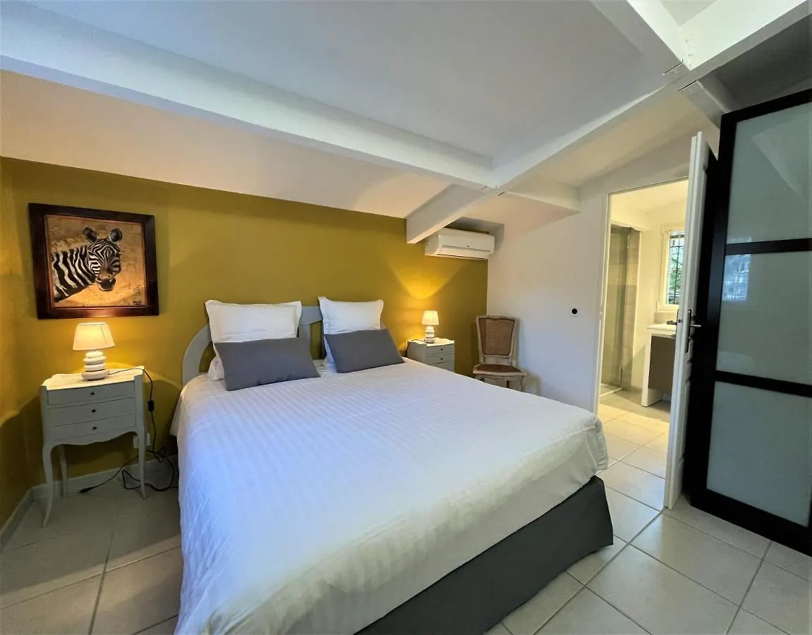 Le Mas Carre Séguret Bed & Breakfast